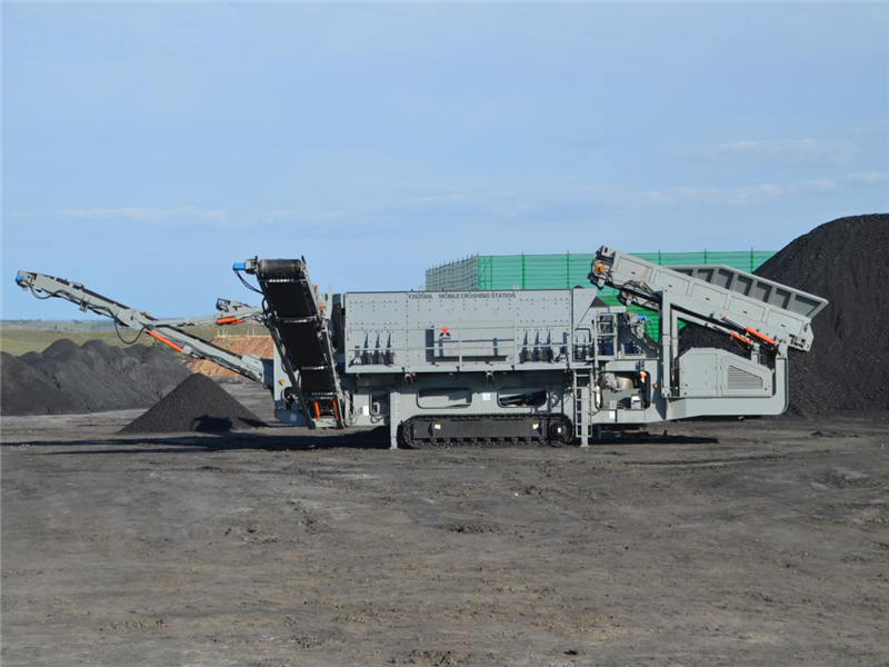 Crawler type of mobile stone crushing plant